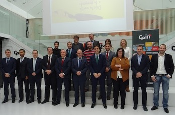El vicepresidente Manu Ayerdi y Pilar Irigoien junto con representantes de las empresas patrocinadoras y colaboradoras. (GOBIERNO DE NAFARROA)