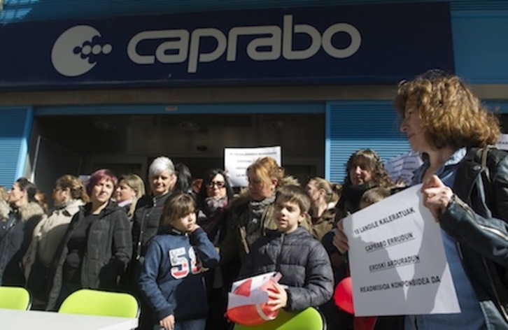 Concentración de trabajadoras de Caprabo ante el supermercado de la calle Olite de Iruñea. (Jagoba MANTEROLA/ARGAZKI PRESS)