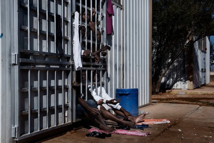 Un grupo de migrantes, tras los barrotes en un centro de detención de Libia. (UNICEF)