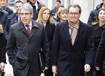 Francesc Homs y Artur Mas durante la segunda jornada del juicio al primero. (Javier SORIANO / AFP)