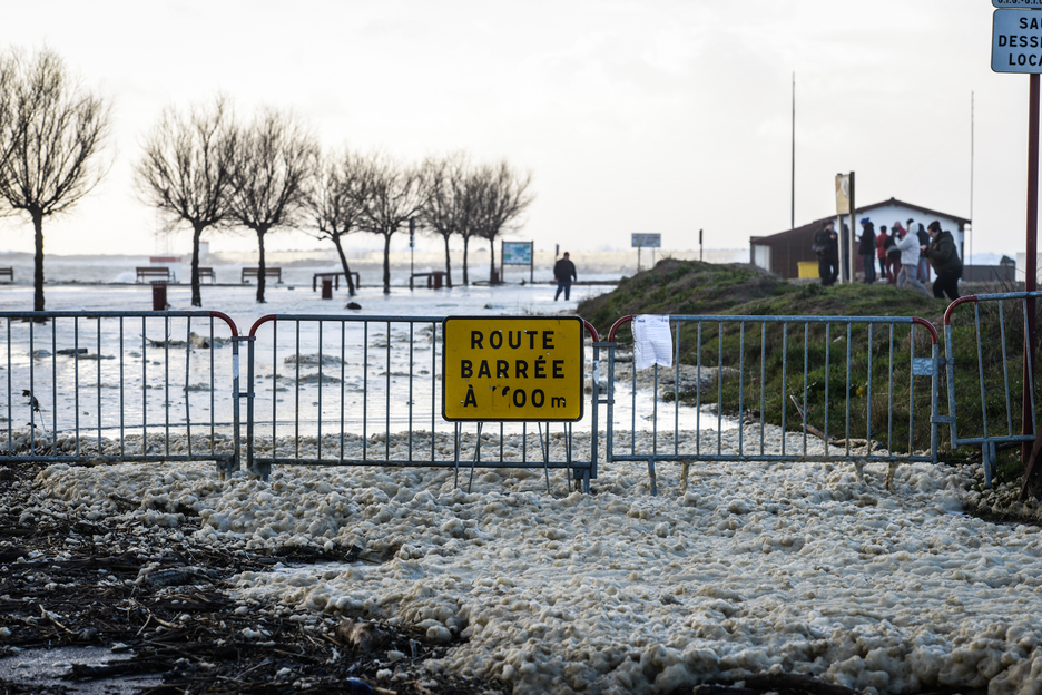 Les communes du littoral basque ont dû interdire l'accès à certains sites et certaines plages par sécurité. ©Isabelle MIQUELESTORENA