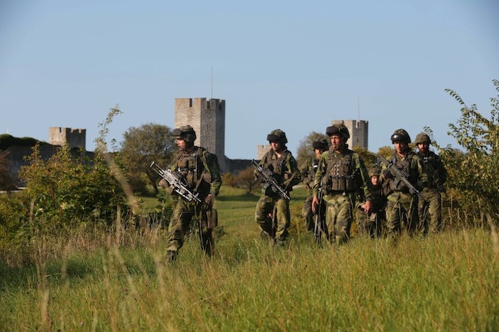 Militares suecos patrullan en la isla de Gotland. (Soren ANDERSSON/AFP)