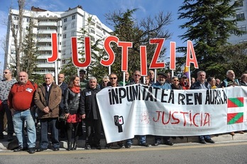Concentración ante los juzgados de Gasteiz. (Juanan RUIZ/ARGAZKI PRESS)