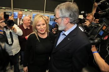 La candidata Michelle O'Neill es felicitada por Gerry Adams. (Paul MCERLANE/AFP)