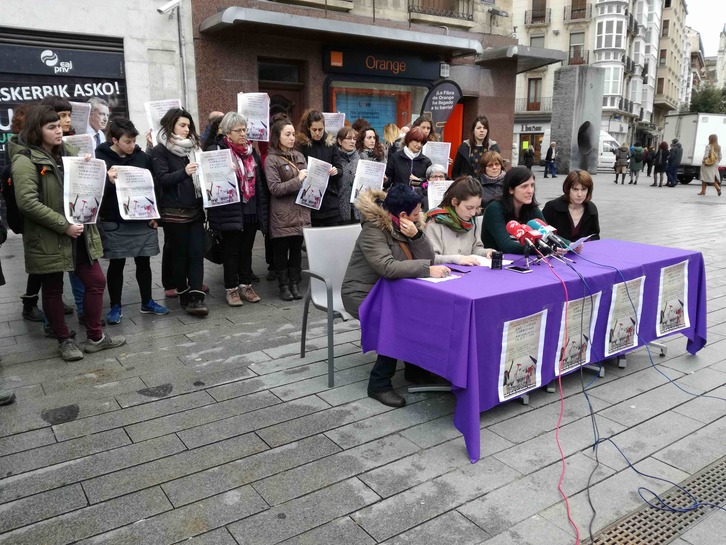 Rueda de prensa de la Coordinadora Feminista en Gasteiz. (NAIZ)