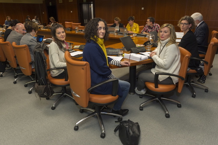 La delegación de Etxerat en el Parlamento de Gasteiz. (Juanan RUIZ / ARGAZKI PRESS)