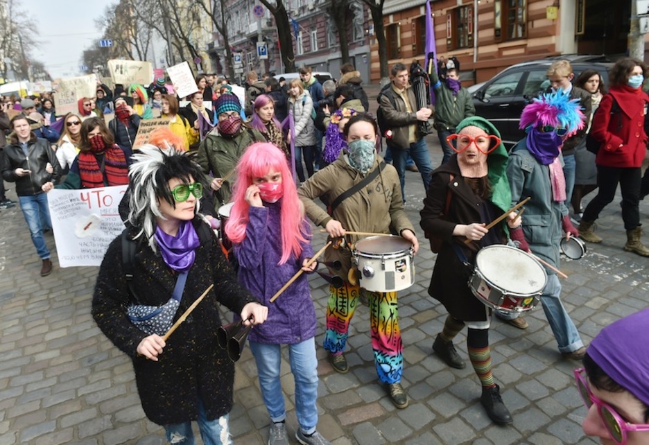 Kieven, mozorrotuta eta musika tresnekin egin dute manifestazioa. (Sergei SUPINSKY/AFP)