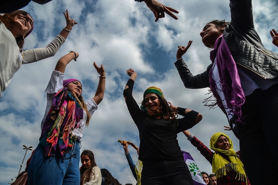Emakume kurduak garaipenaren ikurra egiten, Diyarbakirren. (Ilyas AKENGIN/AFP) 