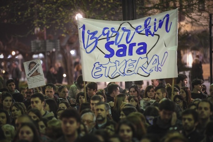 Manifestación por el retorno a casa de Sara Majarenas y su hija Izar. (Jon URBE/ARGAZKI PRESS)