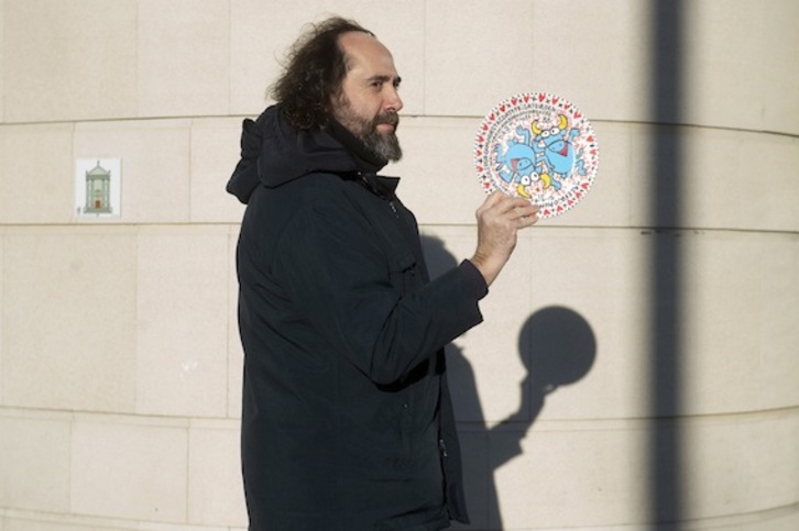 El dibujante Mikel Urmeneta, a las puertas del Palacio de Justicia de Nafarroa. (Iñigo URIZ/ARGAZKI PRESS)()
