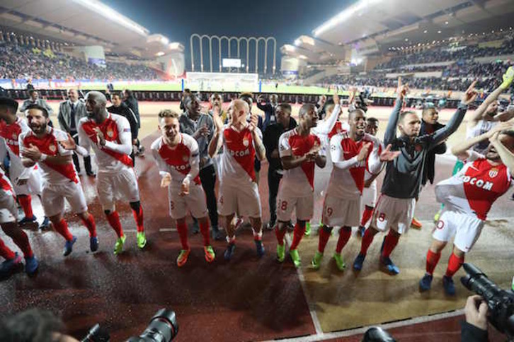 Los jugadores del Mónaco saludan a sus aficionados. (Valery HACHE / AFP)