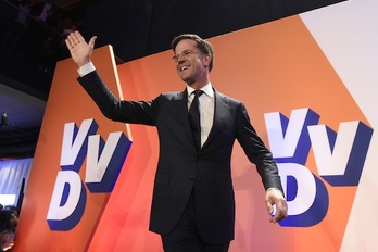 Rutte, eufórico, en su comparecencia tras vencer en los comicios. (John THYS/AFP)