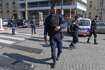 La Policía se ha desplegado de inmediato y ha acordonado la zona. (Christophe ARCHAMBAULT/AFP)