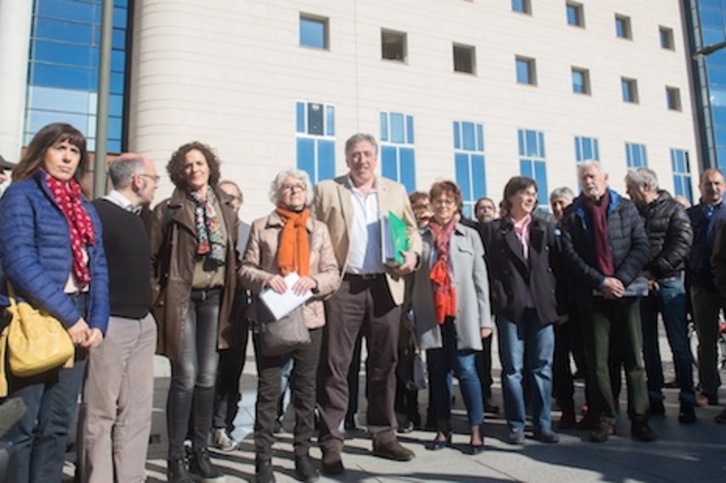 Miembros de la corporación municipal de Iruñea y familiares de víctimas del franquismo, en la presentación de la querella. (Iñigo URIZ/ARGAZKI PRESS)
