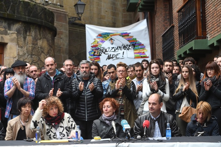 Madres y padres de los detenidos en Iruñea han comparecido en Errenteria. (Jon URBE / ARGAZKI PRESS)