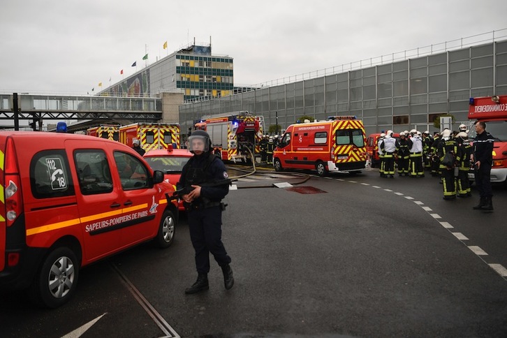 El aeropuerto de París-Orly ha sido evacuado y acordonado. (Christophe SIMON/AFP)