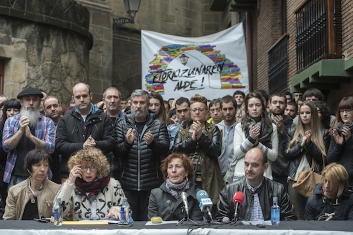 Comparecencia ayer de los familiares de los detenidos para llamar a la manifestación de esta tarde en Errenteria. (Jon URBE/ARGAZKI PRESS)