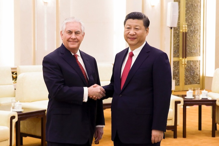 Rex Tillerson y Xi Jinping se estrechan la mano. (Thomas PETER/AFP) 