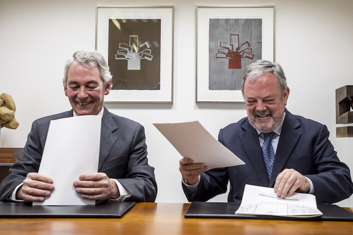 Danborenea y Azpiazu, felices tras firmar el acuerdo. (Jaizki FONTANEDA / ARGAZKI PRESS)