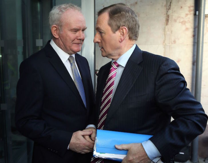 Saludo entre McGuinnes y Kenny. (Paul FAITH / AFP)
