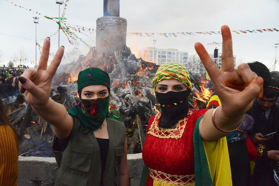 Dos mujeres realizan el símbolo de la victoria en Diyarbakir. (Ilyas AKENGIN / AFP)
