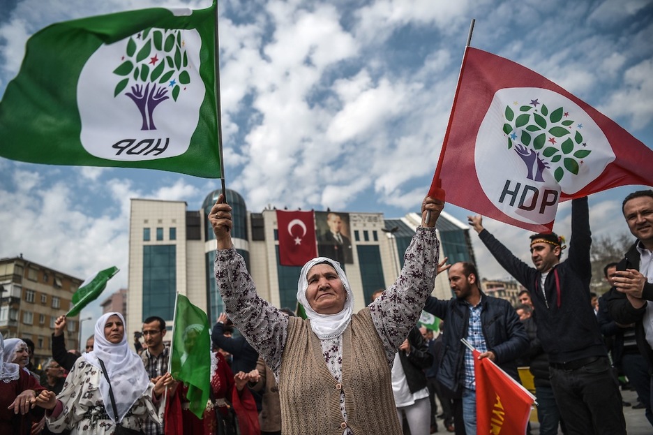 Banderas del HDP en Estambul. (Ozan KOSE / AFP)