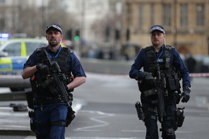 Agentes de la Policía británica, en las inmediaciones del Parlamento tras el ataque. (Daniel LEAL-OLIVAS/AFP)