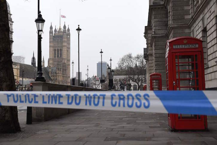 Cordón policial y banderas a media asta en el Parlamento de Londres. (JUSTIN TALLIS / AFP)