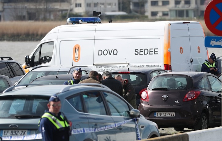 La Policía ha acordonado la zona de Amberes en la que se ha producido el intento de atropello. (Virginie LEFOUR/AFP)