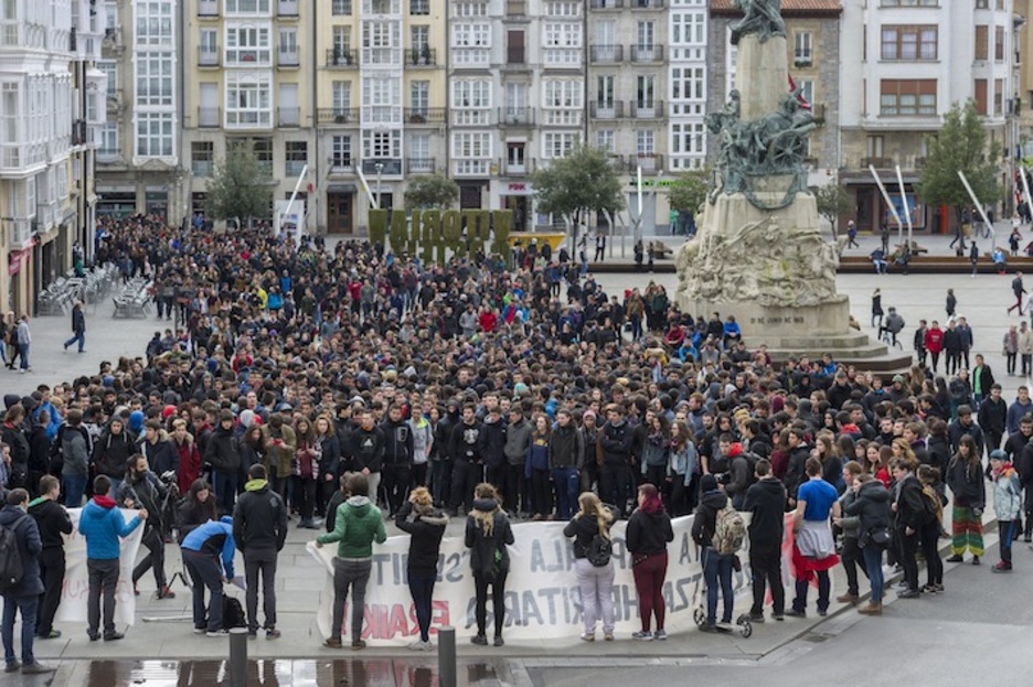 Gasteizko mobilizazioa Andre Mari Zuriaren plazan bukatu da. (Juanan RUIZ/ARGAZKI PRESS)