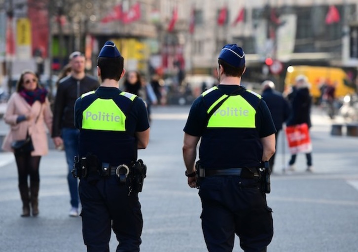 Dos policías patrullan las calles de Amberes. (Emmanuel DUNAND/AFP)