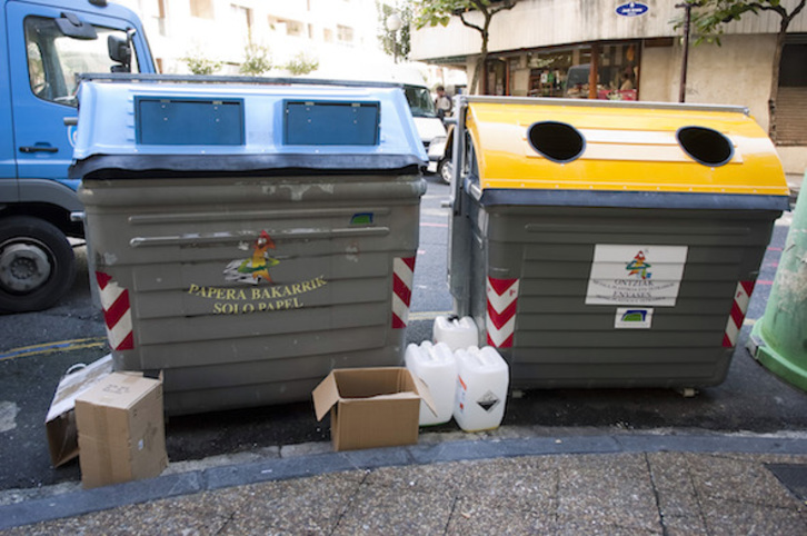 Contenedores de recogida selectiva en una calle de Donostia. (Juan Carlos RUIZ / ARGAZKI PRESS)