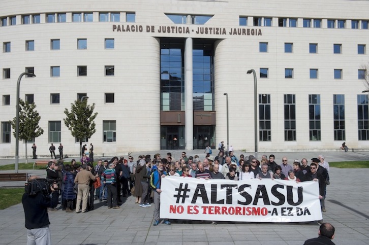 Concentración convocada por las madres y los padres de los jóvenes de Altsasu ante el Palacio de Justicia de Nafarroa. (Iñigo URIZ/ARGAZKI PRESS)
