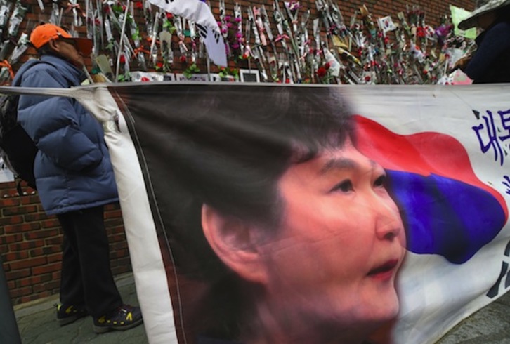 Pancarta en apoyo a la expresidenta surcoreana Park Geun Hye. (JUNG Yeon-Je/AFP)