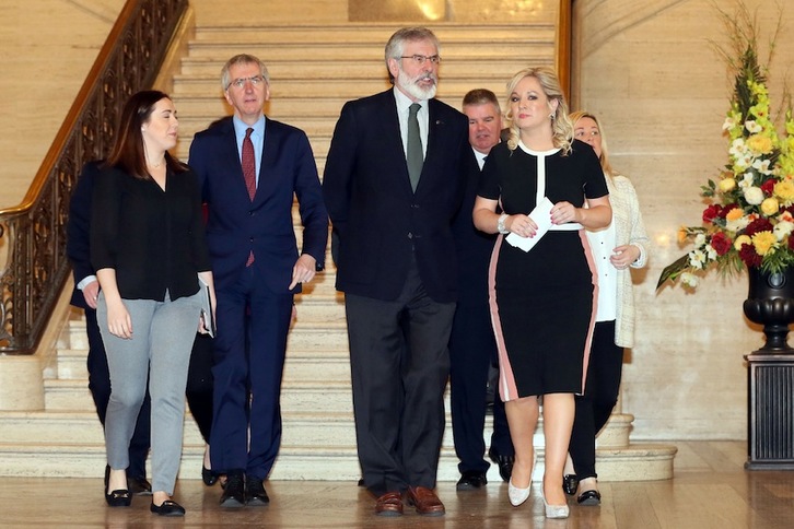 Gerry Adams eta Michelle O’Neill Sinn Feineko buruak Stormonten, alderdikideekin. (Paul FAITH/AFP)