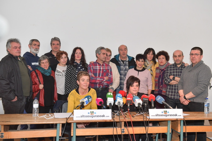 Madres y padres de los jóvenes de Altsasu han comparecido en Katakrak. (Idoia ZABALETA / ARGAZKI PRESS)