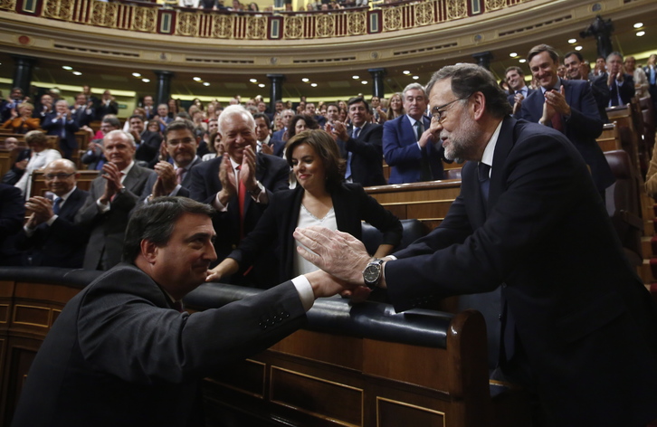 Aitor Esteban saluda a Mariano Rajoy durante la sesión de su investidura. J.DANAE (Argazki PRESS)