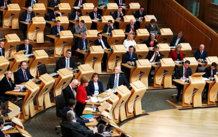 Nicola Sturgeon interviene en el debate en el Parlamento escocés. (Russell CHEYNE/AFP)