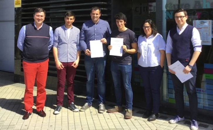 Rubén Goñi y Eduardo Alonso posan tras la firma con miembros del INDJ y del Consejo de la Juventud. (GOBIERNO DE NAFARROA)