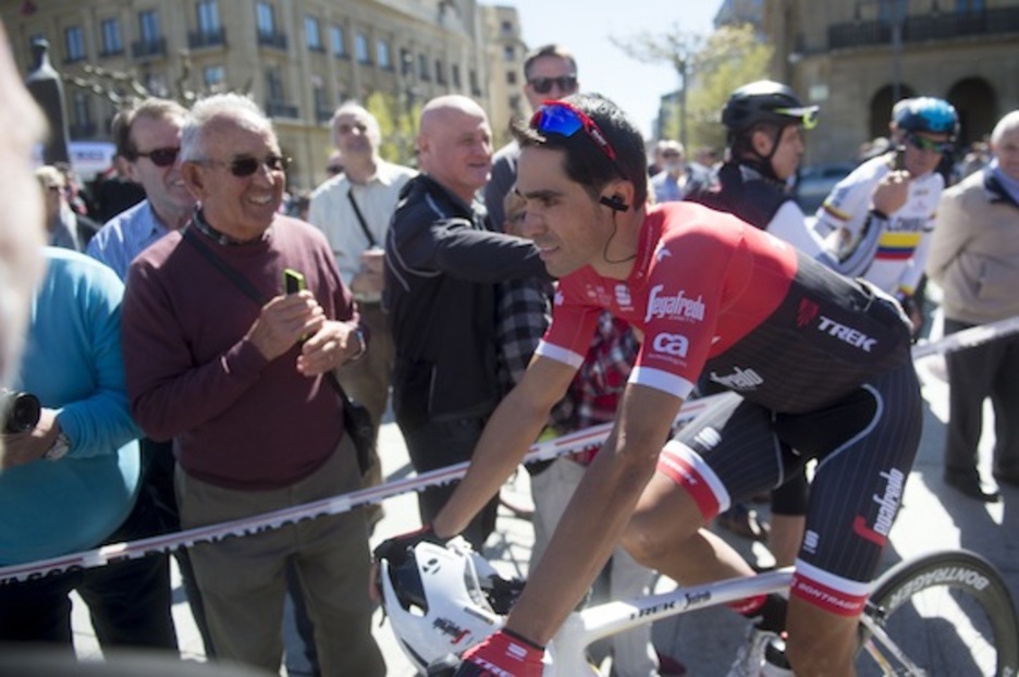 Alberto Contador, que ha sufrido una caída a menos de un kilómetro de la meta, al inicio de la carrera. (Iñigo URIZ/ARGAZKI PRESS)