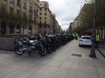 Las motos que acompañan a los ciclistas en la prueba, aparcadas ante el Palacio de Diputación.