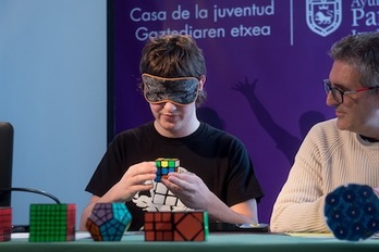 El iruindarra Julen Simón Iriarte monta el cubo de Rubik a ciegas en poco más de dos minutos. (Iñigo URIZ/ARGAZKI PRESS)