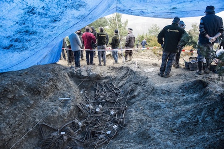 Aranzado exhumó el año pasado los restos de doce personas que se fugaron de Ezkaba. (Jagoba MANTEROLA/ARGAZKI PRESS)