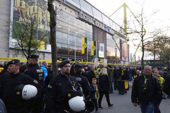 Policía en el exterior de Signal Iduna Park de Dortmund. (ODD ANDERSEN / AFP)