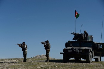 Miembros de las fuerzas afganas participan en un operativo contra el ISIS. (Noorullah SHIRZADA/AFP)