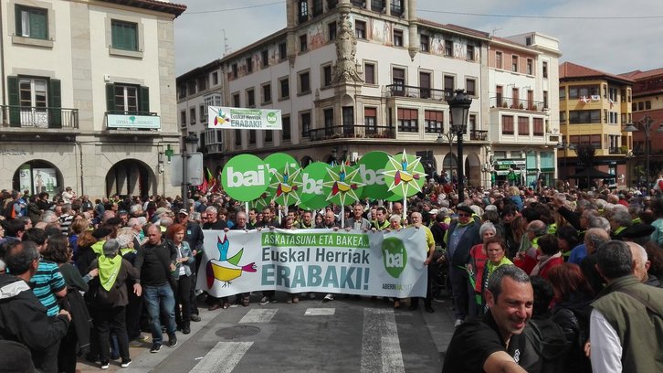 «Euskal Herriak erabaki behar du», Aberri Eguneko leloa. (@indesarea)