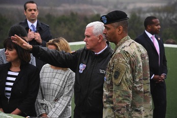 El vicepresidente de EEUU, Mike Pence, en la zona desmilitarizada entre la frontera de las dos Coreas. (Jung YEON-JE/AFP) 
