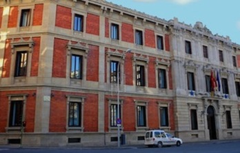 El TSJN se queja de la declaración del Parlamento sobre la suspensión de la colocación de la bandera republicana española el pasado 14 de abril.