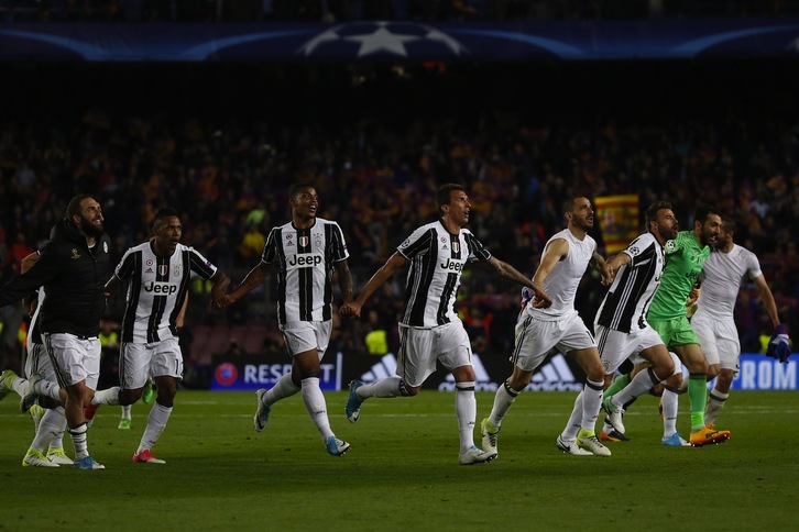 Los jugadores de la Juventus han celebrado la clasificación en el cesped del Camp Nou. (Marco BERTORELLO / AFP)