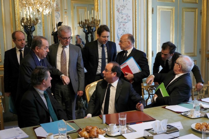 Hollande buru zela bildu da Defentsa Kontseilu frantsesa. (Philippe WOJAZER/AFP) 